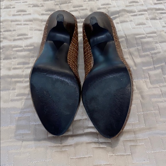 Size 7 EUC Alfani brown snakeskin heels - Picture 5 of 5